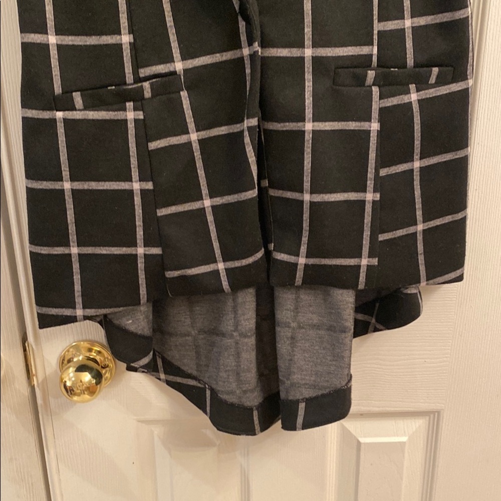 Black and White Plaid Sleeveless Blazer - Picture 2 of 6